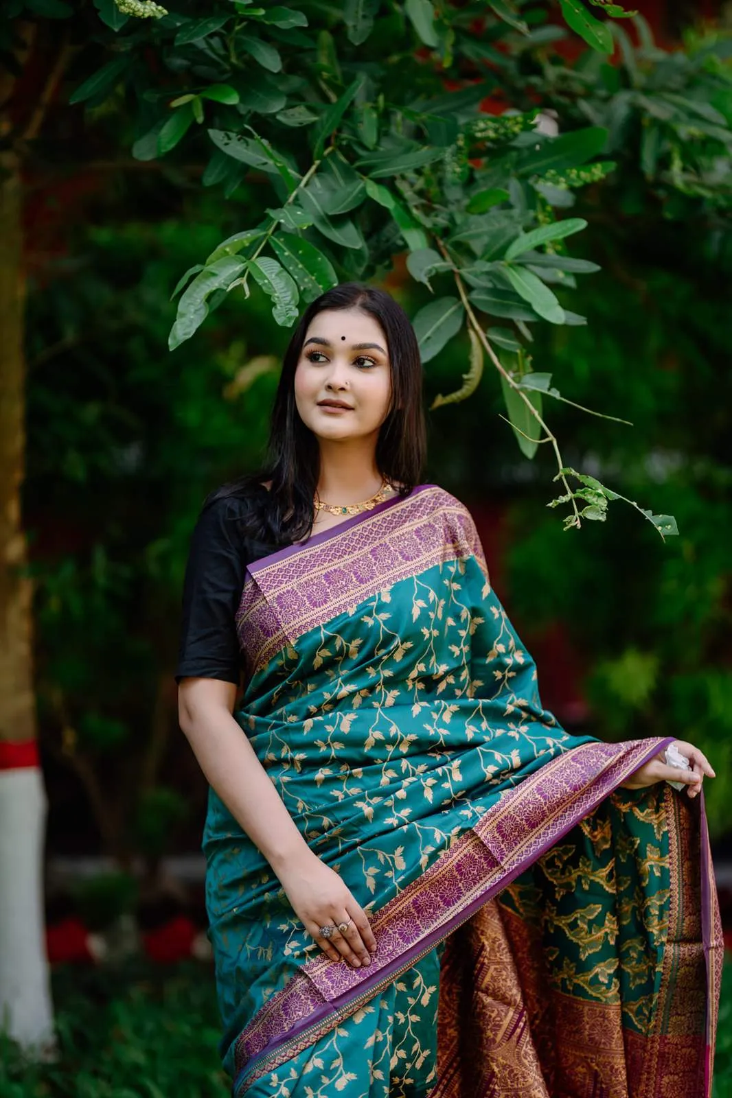 প্রিমিয়াম সিল্ক কাতান শাড়ি ব্লাউজ পিস সহ | P00105