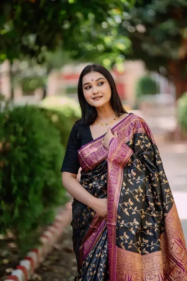 প্রিমিয়াম সিল্ক কাতান শাড়ি ব্লাউজ পিস সহ। | P00108
