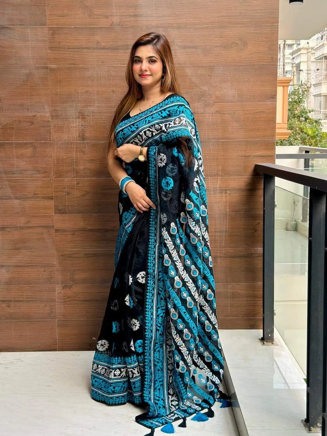 জামদানী ইন্সপায়ার্ড জাপানি সিল্ক স্কিন ও এম্বুস প্রিন্ট শাড়ি। | P00157
