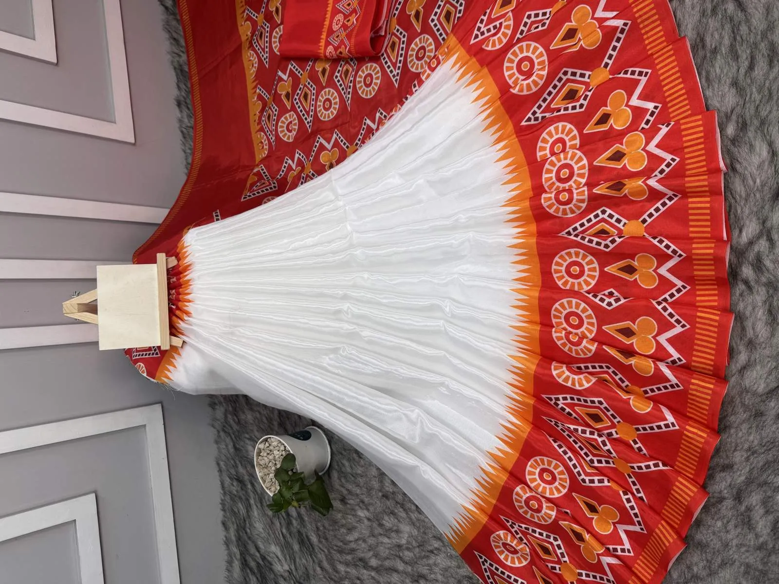 White And Red Soft Silk Digital Print Saree With Blouse Piece | P00158