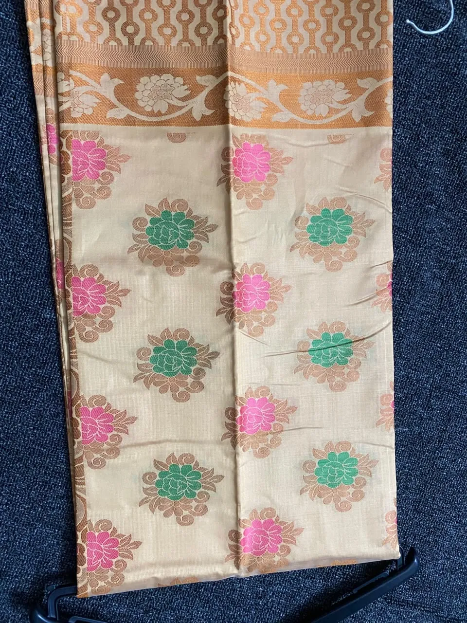 সফ্ট সিল্ক কাতান শাড়ি ব্লাউজ পিস সহ।